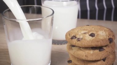 Süt tanımlama bilgilerini yanında bir bardak içine dökülür