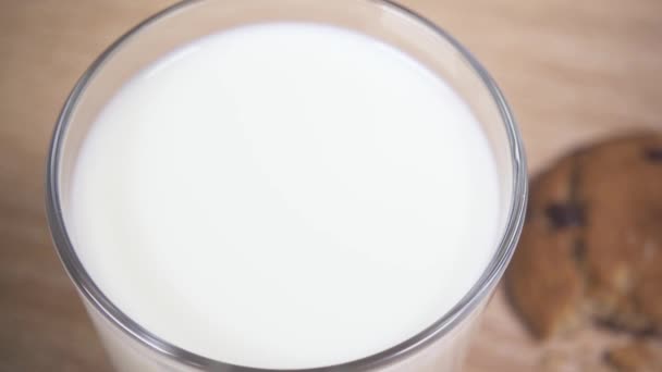 Caméra passe du lait aux biscuits — Video