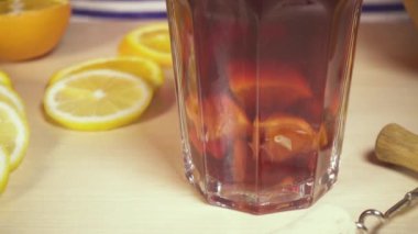 Bir kadeh sangria buz düşer
