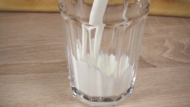 Le lait est versé dans le verre gros plan — Video