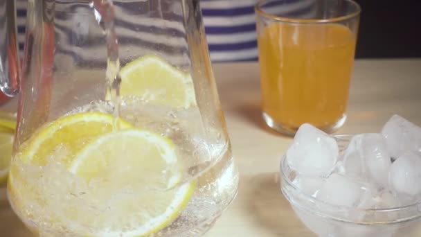 Slow motion in a decanter with orange slices to pour water — Stock Video