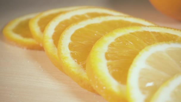 Камера скользит на оранжевых ломтиках замедленной съемки — стоковое видео