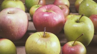 Elma tablo farklı boyutlardaki ağır çekim ıslak