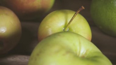 Islak elma ağır çekim kamera taşır