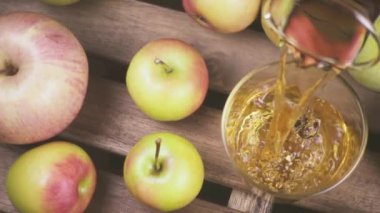 Ağır çekimde bir bardak sürahi suyu dökülür