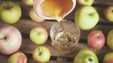 Ağır çekim bir kil sürahi dökme suyu bir bardak içine üzerinden