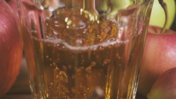 Glas met SAP op een tafel onder de appels slow motion — Stockvideo