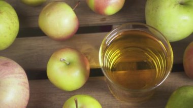 Ağır çekim bir bardak suyu elma arasında masadaki en iyi görünümü