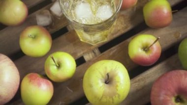 Ağır çekimde bir bardak suyu dökülen masada buz ile