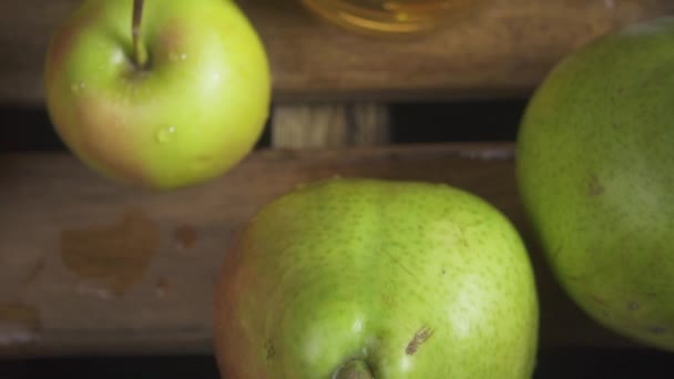 La fotocamera si sta muovendo sulla frutta e versando succo rallentatore — Video Stock