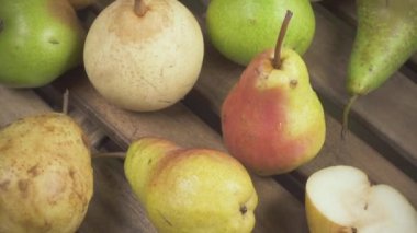 Ağır çekim hasat armut ahşap bir masa üzerinde