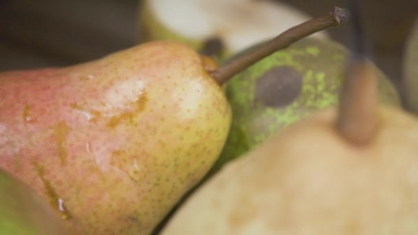 Ağır çekim close-up armut ve bir bardak meyve suyu — Stok video