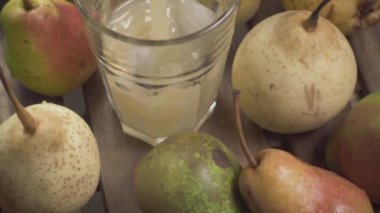 Ağır çekim suyu bir bardak buz armut arasında içine dökülür