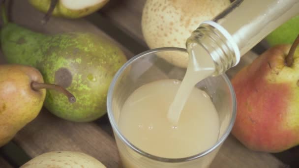 A câmera se levanta de um copo de suco em câmera lenta — Vídeo de Stock