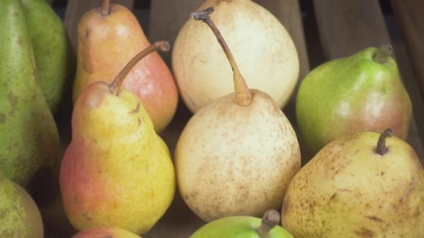 Las peras de cámara lenta sobre la mesa y el jugo en el vaso — Vídeo de stock