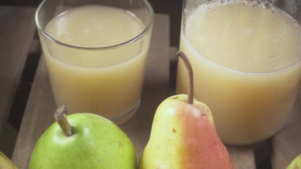 玻璃中的慢运动果汁和梨中的滗水器 — 图库视频影像