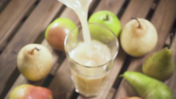 The camera focuses on a glass with a pear juice slow motion — Stock Video