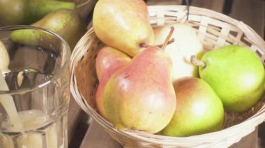 Bir sepet ve bir bardak meyve suyu yavaş armut