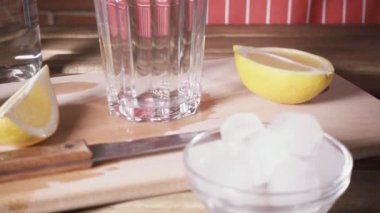 Masada bir limon ve bir cam ağır çekim kamera taşır