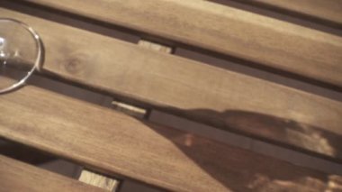 Ağır çekim kırmızı şarap bir bardak masanın üzerine dökülür