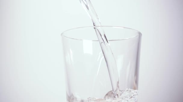 Agua limpia vierte en el vidrio cámara lenta — Vídeos de Stock