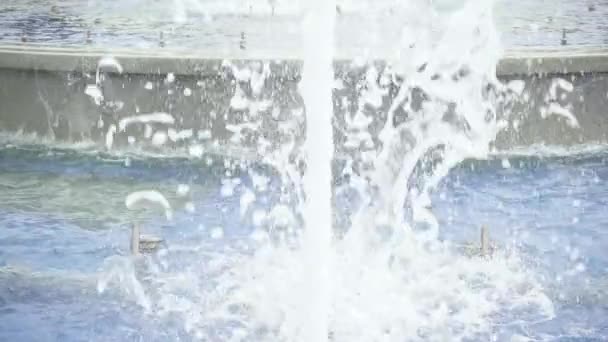 Een stroom van water in een stad fontein slow motion — Stockvideo