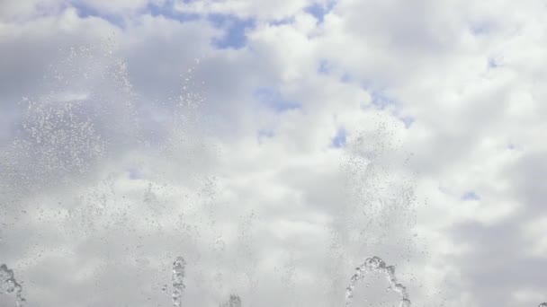 Повільний рух бризкає воду з фонтану на небо — стокове відео