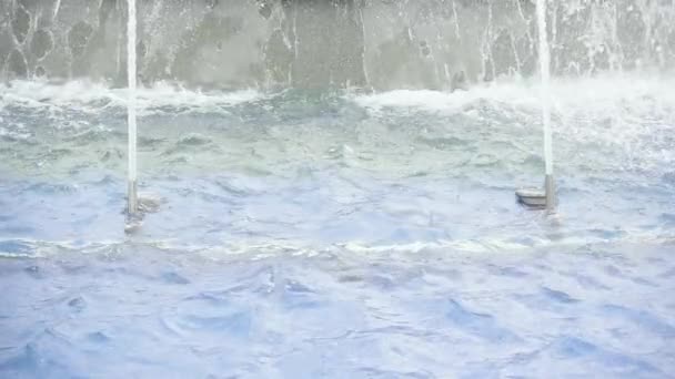 Slow motion dvě trysky s proudy vody v fountain — Stock video