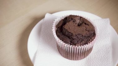 Ağır çekim muffin bir plaka ve bir fincan içine dökerek kahve