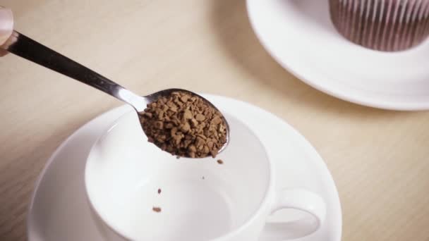 En cámara lenta vierta el café de una cuchara en una taza — Vídeos de Stock