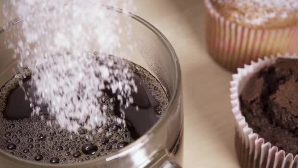 Slow motion suiker wordt gegoten in een kopje koffie op tafel — Stockvideo