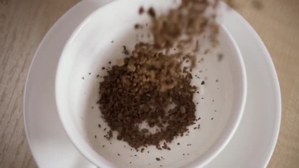 Ralenti beaucoup de café instantané se répand dans une tasse 
