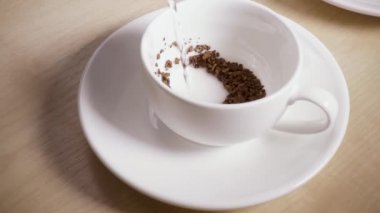 Su hazır kahve yavaş hareket ile bir kupa içine dökülür