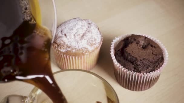 Café de una tetera se vierte en una taza de cámara lenta — Vídeos de Stock