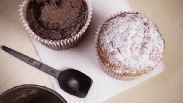 El agua se vierte en una taza con café instantáneo y crema en cámara lenta — Vídeos de Stock