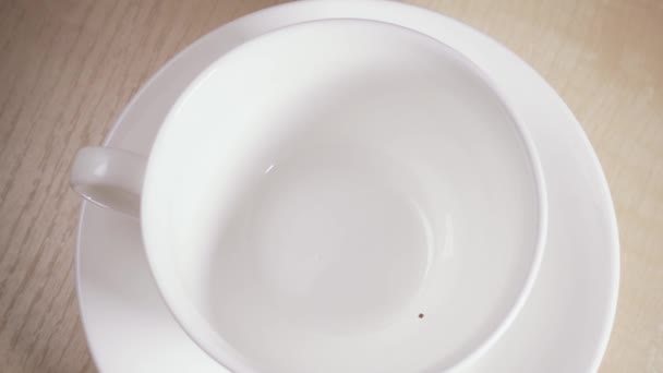Slow motion kristalsuiker koffie wordt gegoten in een kopje — Stockvideo