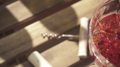 Gül şarap sorunsuz cam yavaş hareket dökülür