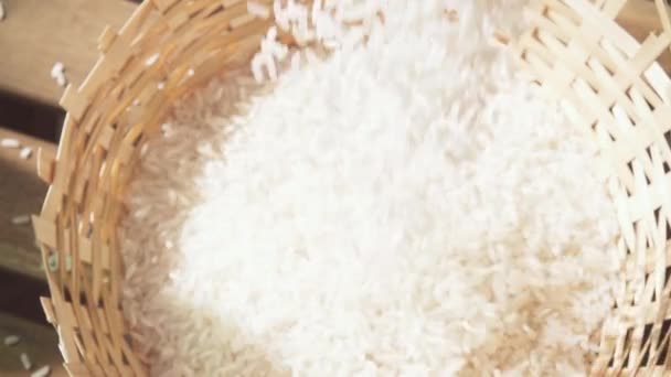 Zpomalený pohyb kamery nad klesající rýže — Stock video