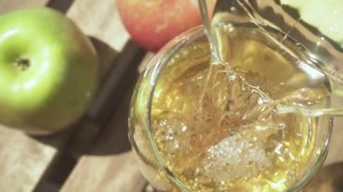 Elma suyu güzel cam yavaş dökülen