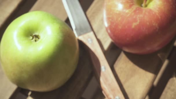 Kameran flyttar över äpplen och juice slowmotion — Stockvideo