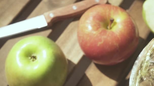 Movimento lento o suco de maçã é derramado no vidro — Vídeo de Stock