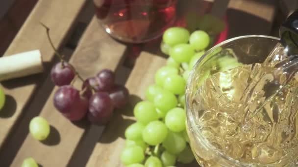 La cámara se mueve sobre la mesa con uvas y vino en cámara lenta — Vídeos de Stock