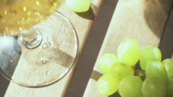 Zwolnionym tempie kamera porusza się z klastra winogron do picia w szklance — Wideo stockowe