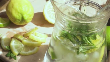 Yavaş hareket su kireç ve buz ile bir sürahi içine dökülür