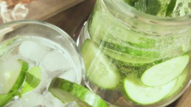 Su kabarcıkları ile bir sürahi yavaş hareket dökülür