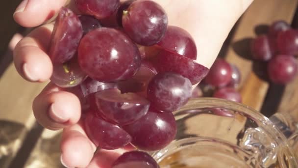 Metades de uvas cortadas caem no decantador em câmera lenta — Vídeo de Stock