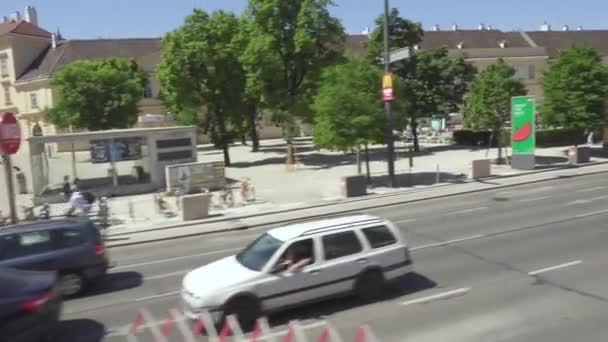 Een rondleiding door de straten van de stad met de bus — Stockvideo