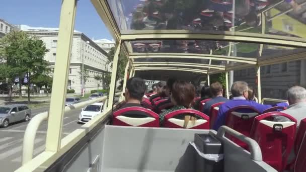 Excursie met de bus in de stad van Wenen — Stockvideo