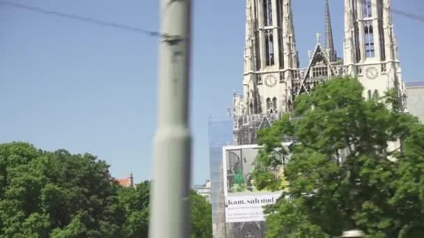 Voto de la iglesia en la ciudad de Viena vista desde el autobús — Vídeo de stock