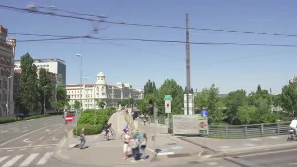 Un viaje a través del puente del río en la ciudad — Vídeo de stock